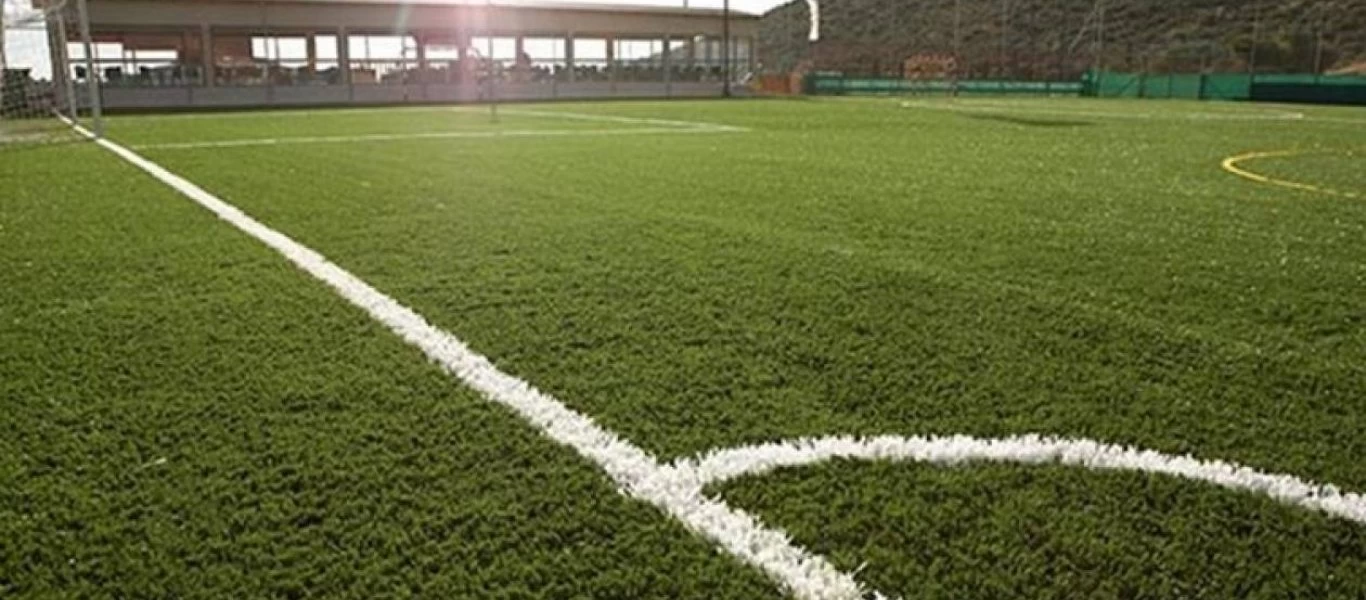 «Χαμός» σε ποδοσφαιρικό αγώνα στην Αργεντινή - «Πλακώθηκαν» στο ξύλο μέσα στο γήπεδο (βίντεο)